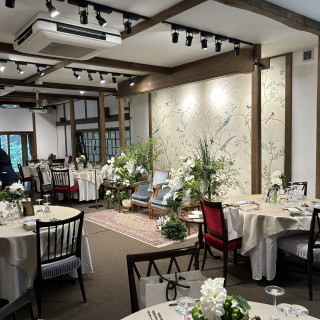 披露宴会場で、ゲストテーブルから新郎新婦席を撮った写真です。