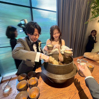 新郎新婦から釜飯を渡すことができます。