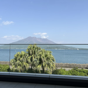 ゲストの待合室からも見える桜島の景色|768315さんのTHE BAYSUITE SAKURAJIMA TERRACE（ザベイスイートサクラジマテラス）の写真(2523566)