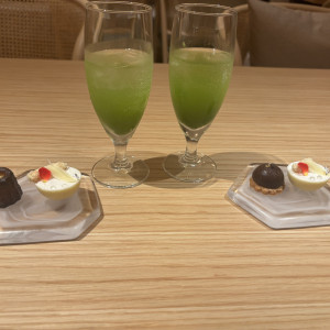 炭酸水に抹茶をいれるとゆう斬新な飲み物でした|768323さんのuneの写真(2523585)