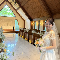 木の温もり、白くて上品なお花、生演奏、どれも素晴らしいです