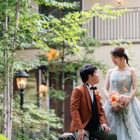 季節の植物がたくさん並べられた入り口！