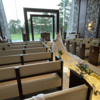 バージンロードのガラスの中の造花は季節ごとに変わるそうです。