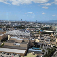 披露宴会場からの景色、テーマパークが見渡せます