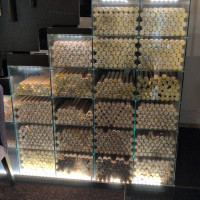 結婚証明書が入った金の筒