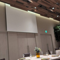 披露宴会場  後ろにスクリーン