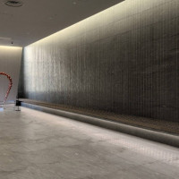 アフターセレモニー場所  壁から水が流れており幻想的な空間