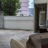 奥の扉からオープンカーが入れます