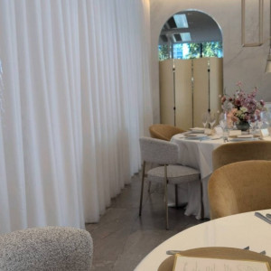 カーテンの隣は挙式会場|768409さんのザ ジャクソン ガーデンの写真(2560087)