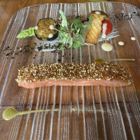 ノルウェーサーモンの燻製 お野菜やソースも美味しかったです。