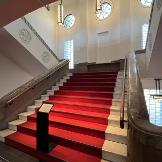 エレベーターを使わない場合こちらを歩きます