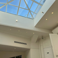 挙式会場前のスペースの天井が窓になっていて綺麗でした。