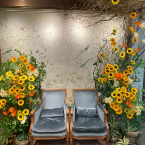 新郎新婦の高砂です。ひまわり・ガーベラたくさん。|768456さんの萬屋本店 - KAMAKURA HASE est1806 -の写真(2528055)