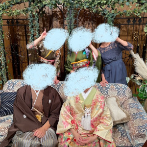広々としたソファに新郎新婦が座ってる。|768473さんのエクシブ山中湖の写真(2524714)