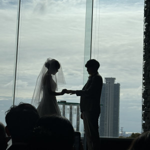 大きな窓にシルエットのように映る2人|768480さんのSOLA KOBE(ソラ コウベ)の写真(2524726)