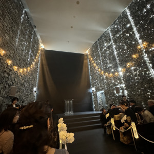 高い天井とストーンのおしゃれな壁|768480さんのSOLA KOBE(ソラ コウベ)の写真(2524727)