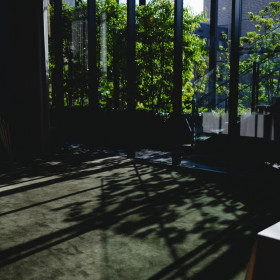 光が差し込む開放的な会場