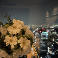 披露宴会場にて、ブーケと夜景