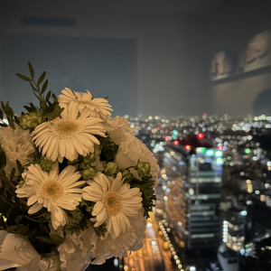 披露宴会場にて、ブーケと夜景|768541さんのセルリアンタワー東急ホテルの写真(2525305)