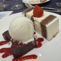 ウェディングケーキ　ブラウニーアイス添え