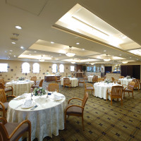 披露宴会場 円卓で4人かけです。