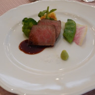 お肉料理です。