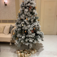 会場のクリスマスツリーです