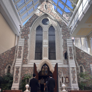 チャペルの前は半ガーデンの素敵な空間