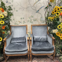 テーマであるひまわりの明るい装花コーディネート