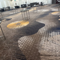 飛翔の絨毯は隅田川花火大会をイメージしているそう