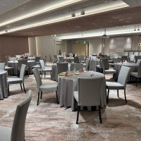 壁がスクリーンになる会場は、天井が少し低め