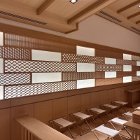 神殿の壁は浅草らしい組木細工