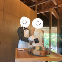 ケーキカットの代わりの鯛にピーナッツオイルを一緒にかける演出