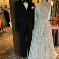 展示されていたタキシードとドレスです