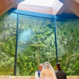 外は雨でしたが美しい光の差し込みをしてくれました