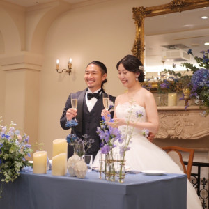 テーブルクロスはこだわりで、くすみブルーでオーダーしました|768758さんのアーカンジェル代官山/テイクアンドギヴ・ニーズウェディングの写真(2526100)