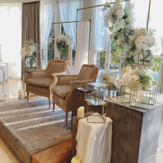 真っ白で統一されたメインテーブルです。