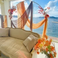 披露宴の新郎新婦の席