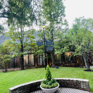 敷地内、奥に木の挙式会場|768887さんのララシャンス 博多の森の写真(2528062)