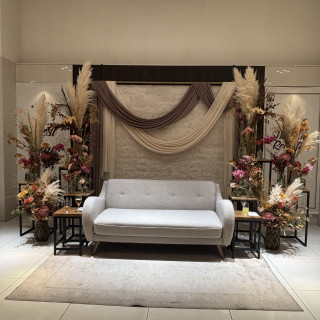 新郎新婦の高砂。秋らしいお花が可愛らしかったです！