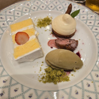 ウエディングケーキだけかと思っていたがデザートがついていた