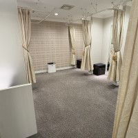 更衣室は1部屋でカーテンで区切られています。