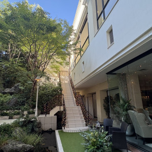 ガーデンの横に階段があります。|768939さんのアプローズスクエア東京迎賓館の写真(2552096)