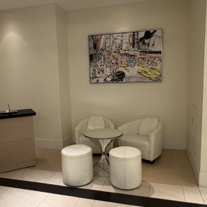 受付横にも椅子があります。|768939さんのアプローズスクエア東京迎賓館の写真(2552075)