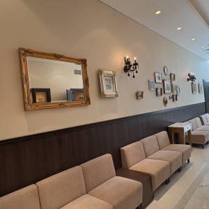 ロビーに写真を飾れます。|768939さんのヴィクトリアガーデン恵比寿迎賓館/テイクアンドギヴ・ニーズウェディングの写真(2552530)