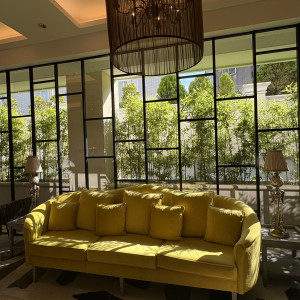 ロビーにある黄色のソファ
フォトスポットとして人気だそう。|768939さんのアプローズスクエア東京迎賓館の写真(2552077)