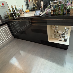 大階段降りたらすぐバーカウンターがあります。|768939さんのアプローズスクエア東京迎賓館の写真(2552082)