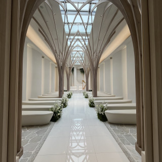 天井の水の揺らぎが床に映るチャペル