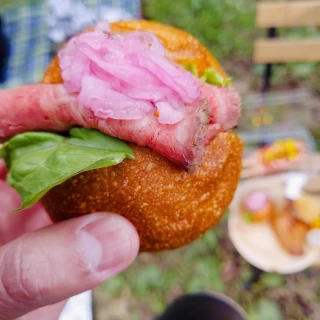 ローストビーフサンドイッチ。地元の食材を使っています。