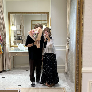 サプライズの花束もプランナーさんから新郎に声掛けがありました|769003さんのアーフェリーク迎賓館（小倉）/テイクアンドギヴ・ニーズウェディングの写真(2527156)
